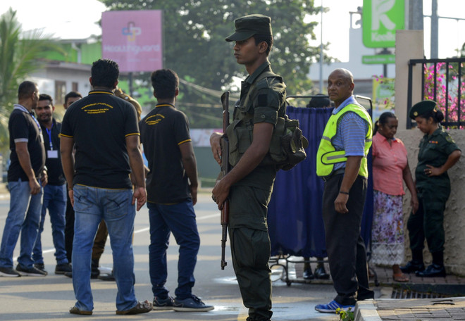 Binh sỹ Sri Lanka gác bên ngoài một nhà thờ ở Colombo ngày 12/5. (Ảnh: AFP/TTXVN) Sri Lanka tái áp đặt lệnh cấm một số trang mạng sau bạo lực tôn giáo ảnh 1