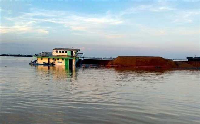 Cứu 11 thuyền viên tàu Xuyên Á 126 bị nạn trên vùng biển Bình Thuận ảnh 1