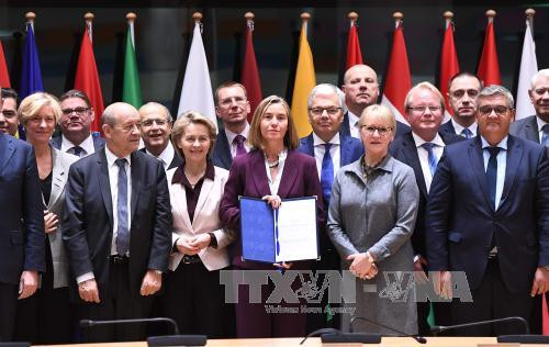 Đại diện Cấp cao phụ trách chính sách an ninh và đối ngoại EU Federica Mogherini (giữa) sau lễ ký. (Nguồn: AFP/TTXVN) Hiệp ước phòng thủ EU không phải mối đe dọa đối với NATO ảnh 1