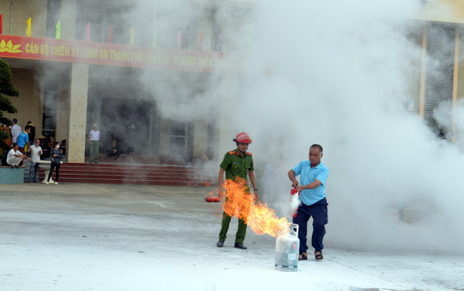 Quảng Ninh tặng bình chữa cháy cho hộ nghèo, hộ cận nghèo ảnh 2