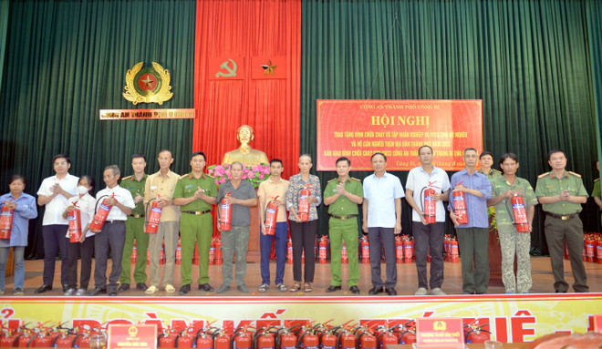 Quảng Ninh tặng bình chữa cháy cho hộ nghèo, hộ cận nghèo ảnh 1