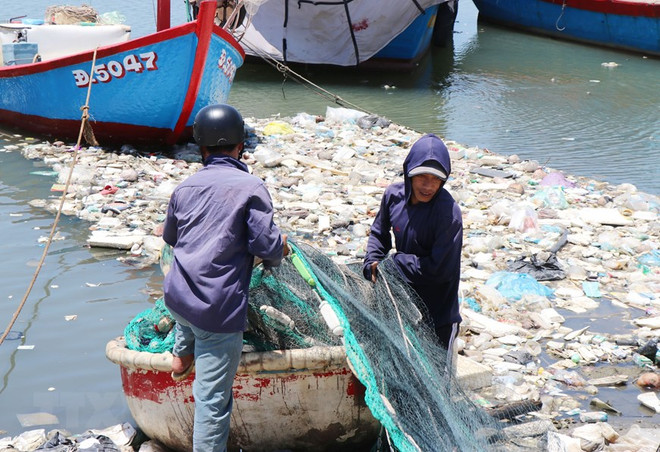Quảng Ngãi: Hàng chục tấn rác thải bủa vây Đầm nước mặn Sa Huỳnh ảnh 2