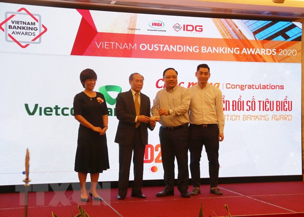 Ban Tổ chức trao giải Ngân hàng chuyển đổi số tiêu biểu 2020 cho đại diện Ngân hàng TMCP Ngoại Thương Việt Nam. (Ảnh: Hứa Chung/TTXVN) Chuyển đổi số: Khu vực ASEAN hướng đến sản xuất thông minh ảnh 2