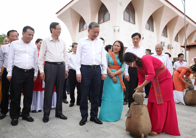 TTXVN_0512 Tong Bi thu gom Bau Truc 1.jpg