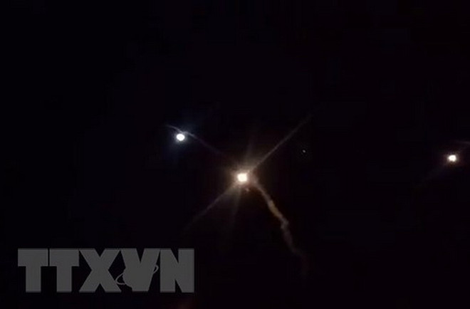 Rocket được phóng từ Iran xuống căn cứ quân sự Mỹ ở Ein-al Asad, Iraq. (Nguồn: AFP/TTXVN) 11 binh sỹ Mỹ phải điều trị sau vụ Iran tấn công tên lửa vào căn cứ ảnh 1