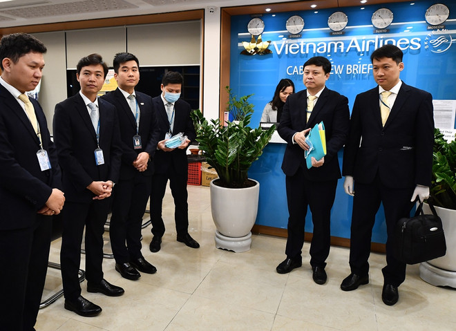 Tâm sự của những người vào tâm dịch nCoV đưa người Việt về nước ảnh 1