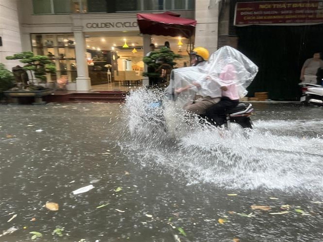 Hà Nội: Nỗi lo úng ngập sau mưa lớn ngày càng trầm trọng ảnh 2
