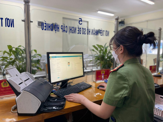 Phòng quản lý xuất nhập cảnh Công an thành phố Hà Nội triển khai cấp hộ chiếu cho người dân. (Nguồn: cand.com.vn) Tạm dừng cấp hộ chiếu phổ thông mẫu cũ đến 1/7/2022 ảnh 1