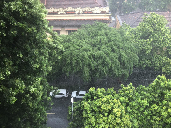 Thủ đô Hà Nội có mưa rào và dông, cục bộ có mưa to. (Ảnh: Lan Phương/Vietnam+) Các khu vực có mưa to và dông, trong mưa có khả năng xảy lốc sét ảnh 1