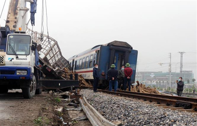 Vụ tàu hỏa va chạm xe tải: Đường sắt Bắc-Nam thông tuyến trở lại ảnh 1