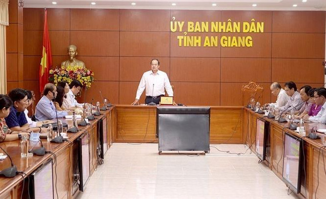 Quang cảnh cuộc họp Ban Chỉ đạo Phòng, chống dịch COVID-19 tỉnh An Giang. (Ảnh: Thanh Sang/TTXVN) Cảnh giác với nguy cơ dịch bệnh COVID-19 xâm nhập qua biên giới ảnh 1