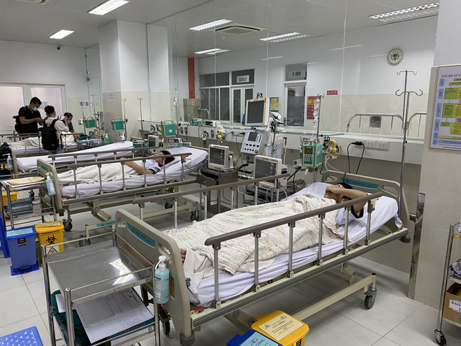 Bộ trưởng Phùng Xuân Nhạ thăm hỏi học sinh bị thương do cây đổ ảnh 2