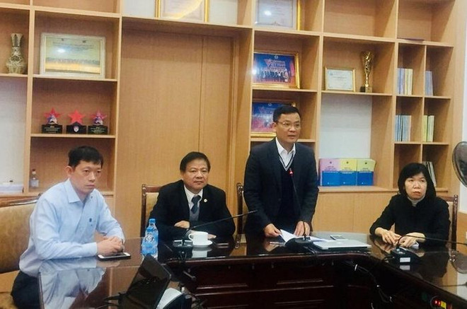 Các chuyên gia tại điểm cầu Trung tâm quản lý Điều hành hỗ trợ chẩn đoán và điều trị bệnh nhân Covid-19. Bệnh nhân COVID-19 nặng tại Đà Nẵng có thể phải can thiệp ECMO ảnh 1