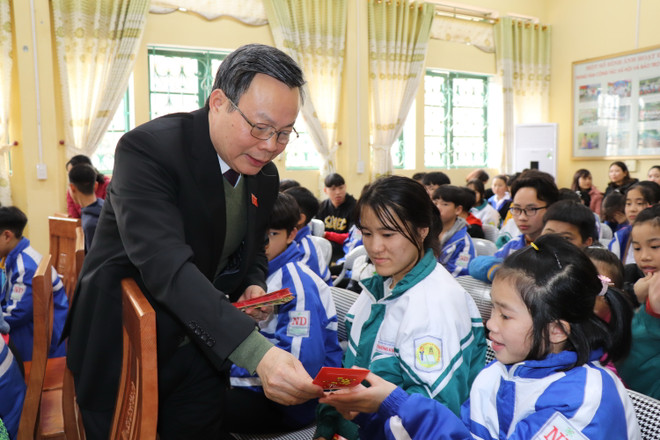 Phó Chủ tịch Quốc hội Phùng Quốc Hiển tặng quà Tết tại Yên Bái ảnh 1