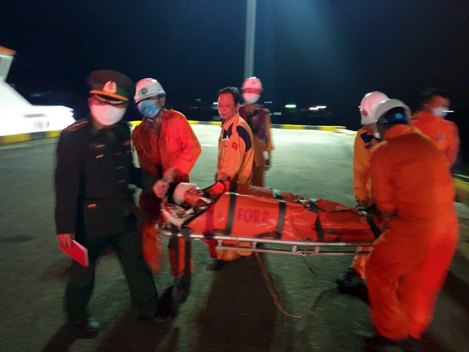 Kịp thời đưa về bờ an toàn một thuyền viên bị nạn nguy kịch trên biển ảnh 1