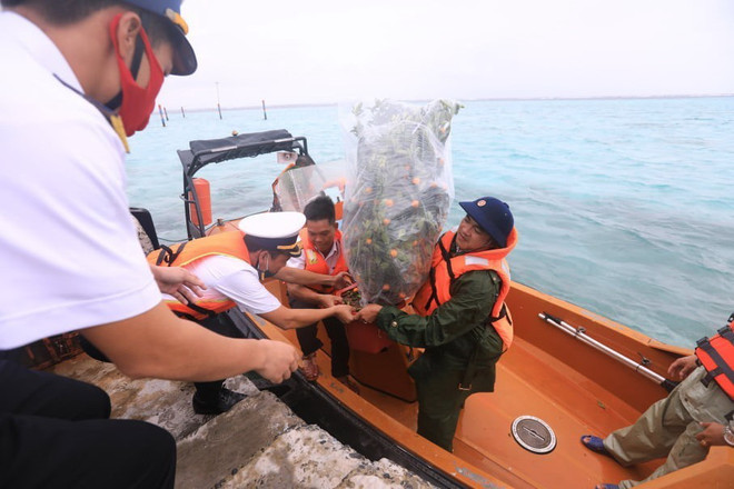 Đoàn công tác Lữ đoàn 146 chúc Tết cán bộ, chiến sỹ đảo Nam Yết ảnh 1