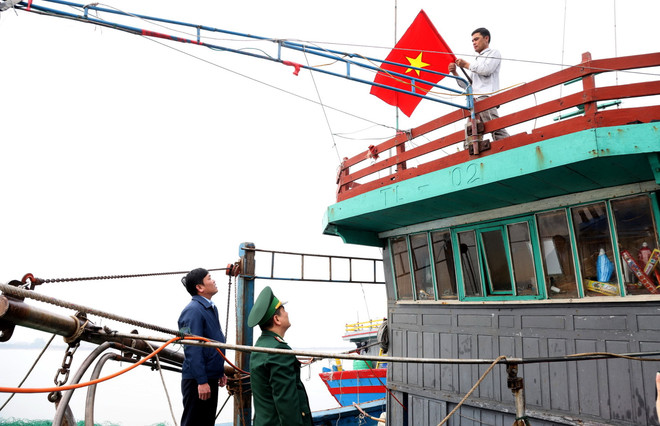 (Ảnh: Công Luật/Vietnam+) Tặng cờ Tổ quốc, ảnh Bác Hồ và phao cứu sinh cho ngư dân Nam Định ảnh 2