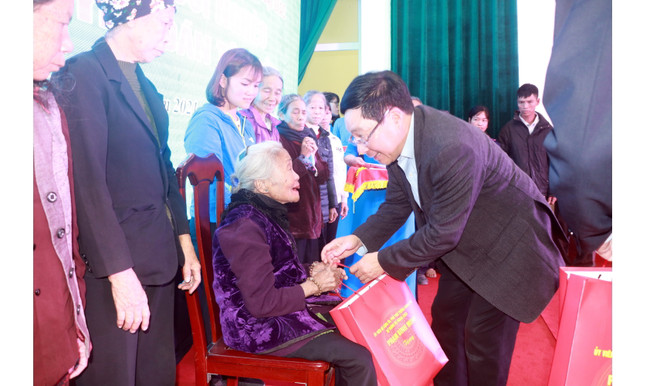 Phó Thủ tướng tặng quà người nghèo, công nhân lao động tỉnh Nam Định ảnh 2