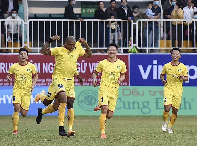 HAGL ngược dòng đánh bại SLNA, Kiatisak có chiến thắng đầu tay ảnh 1