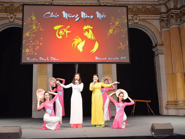 Cộng đồng người Việt Nam tại Pháp rộn ràng đón Tết Đinh Dậu ảnh 1