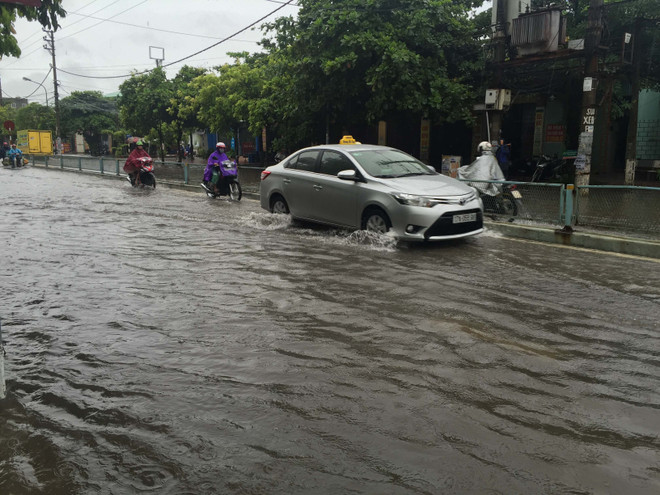 Đêm 2/9, mưa và dông bao trùm các khu vực trong cả nước ảnh 1