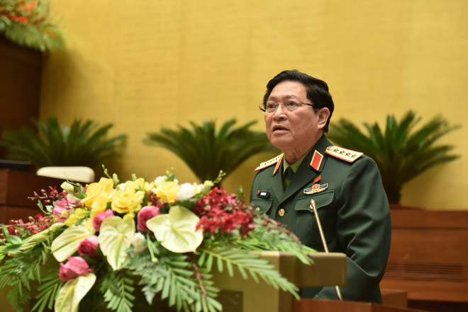 Đại tướng, Bộ trưởng Bộ Quốc phòng Ngô Xuân Lịch phát biểu làm rõ một số vấn đề đại biểu Quốc hội nêu. (Ảnh: Trọng Đức/TTXVN) Xác định rõ vai trò chủ trì, phối hợp trong Luật Biên phòng Việt Nam ảnh 2