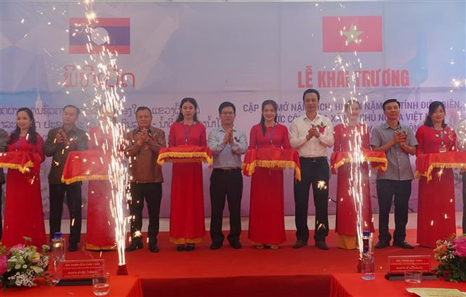 Đại biểu đại diện UBND tỉnh Điện Biên (Việt Nam) và Phong Sa Lỳ (CHDCND Lào) thực hiện nghi thức cắt băng khánh thành cặp lối mở Nậm Đích-Huổi Hịa. (Ảnh: TTXVN phát) Khai trương cặp lối mở Nậm Đích-Huổi Hịa nối Điện Biên và Phong Sa Lỳ ảnh 1