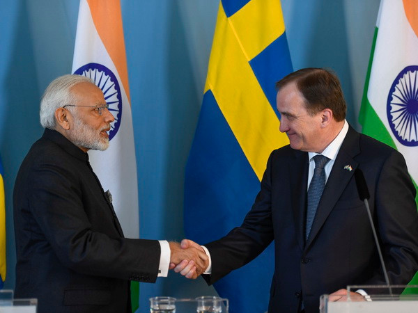 Thủ tướng Thụy Điển Stefan Lofven (phải), Thủ tướng Ấn Độ Narendra Modi. (Nguồn: AFP/TTXVN) Thủ tướng Ấn Độ thăm châu Âu, mở rộng tham vọng "Make in India" ảnh 1