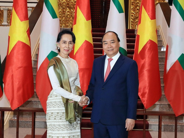 Thủ tướng Nguyễn Xuân Phúc và Cố vấn Nhà nước, Bộ trưởng Ngoại giao và Bộ trưởng Văn phòng Tổng thống Myanmar Aung San Suu Kyi. (Ảnh: Thống Nhất/TTXVN) Giới thiệu toàn văn Tuyên bố chung Việt Nam-Myanmar ảnh 1