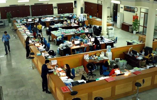 Hoạt động giao dịch tại Kho bạc Nhà nước Hà Nội. (Ảnh: Hoàng Hùng/TTXVN) Đấu thầu trái phiếu Chính phủ, huy động thành công 2.400 tỷ đồng ảnh 1