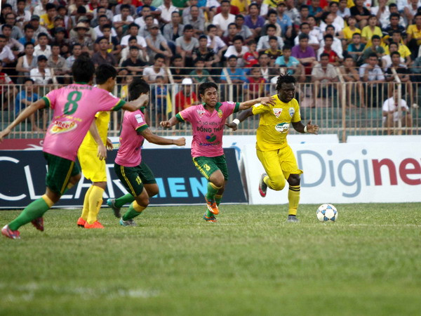 Nhọc nhằn hạ Đồng Tháp, FLC Thanh Hóa lại tạm lên dẫn đầu ảnh 1