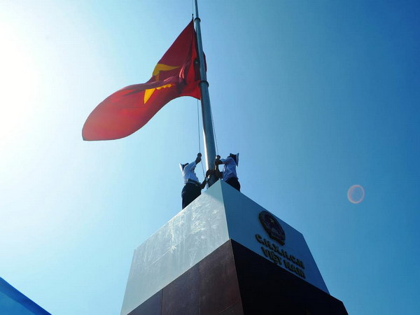 Khánh thành cột cờ Tổ quốc tại đảo Trần, Quảng Ninh. (Ảnh: Nguyễn Hoàng/Vietnam+) Khánh thành cột cờ chủ quyền Tổ quốc tại đảo tiền tiêu Đông Bắc ảnh 1