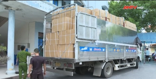 Thuê xe 'luồng xanh' để chở thiết bị y tế không rõ nguồn gốc ảnh 1