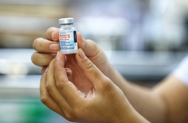 Moderna đề nghị FDA cấp phép chính thức cho vaccine của hãng ảnh 1