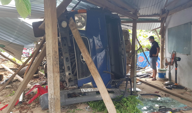 Xe tải đâm sập chốt kiểm soát COVID-19 khiến đại úy công an bị thương ảnh 1