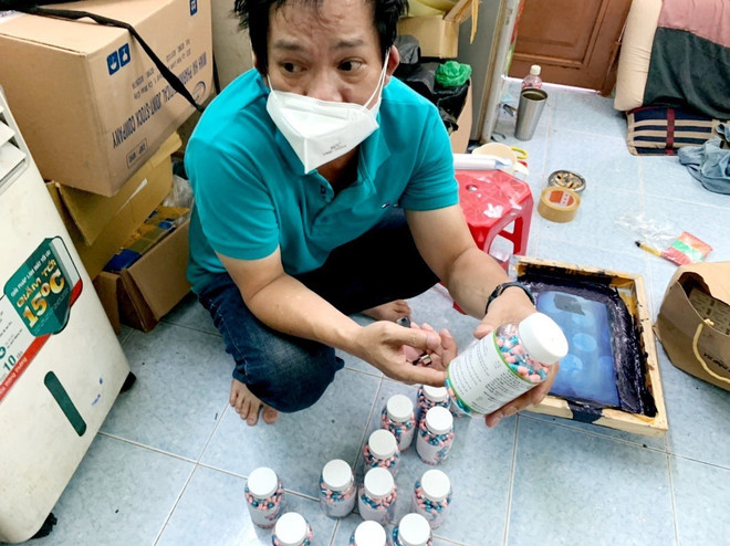 Khởi tố nhóm đối tượng buôn bán thuốc điều trị COVID-19 giả ảnh 1