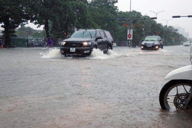 Mưa lớn gây ngập úng trên diện rộng tại thành phố Hải Phòng ảnh 1