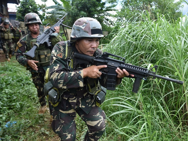 Binh sỹ Philippines tuần tra tại khu vực giành quyền kiểm soát từ phiến quân Hồi giáo ở Marawi ngày 19/6. (Nguồn: AFP/TTXVN) Trung Quốc thúc đẩy các cuộc tập trận chung với Philippines ảnh 1