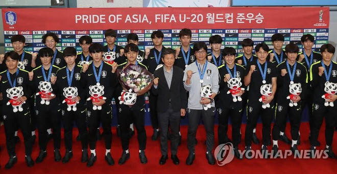 Các cầu thủ Hàn Quốc tại quê nhà sau giải U20 thế giới. (Nguồn: Yonhap) Người dân Hàn Quốc nồng nhiệt chào đón đội tuyển U20 trở về ảnh 1