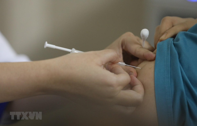 Ảnh minh họa. (Nguồn: TTXVN) Hà Nội: Doanh nghiệp có thể chủ động mua vaccine cho cán bộ, nhân viên ảnh 1