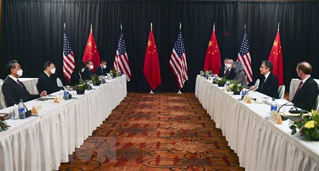 Quan chức Trung Quốc và Mỹ tại cuộc đối thoại ở Alaska. (Ảnh: AFP/TTXVN) Thương chiến Mỹ-Trung và chính sách thương mại "ăn miếng trả miếng" ảnh 1