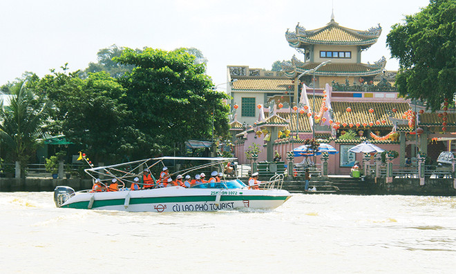 Khách du lịch đường sông ghé tham quan chùa Ông ở cù lao Phố, thành phố Biên Hòa, tỉnh Đồng Nai. (Nguồn: baodongnai.com.vn) Du lịch đường sông Đồng Nai phát triển chưa tương xứng tiềm năng ảnh 1