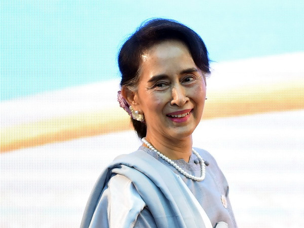 Cố vấn Nhà nước Myanmar Aung San Suu Kyi lên đường thăm Mỹ ảnh 1