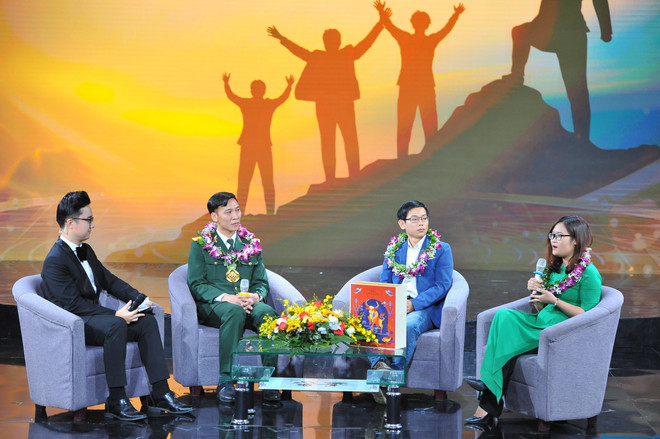 Giao lưu với các Gương mặt trẻ Việt Nam tiêu biểu năm 2020. (Ảnh: Minh Đức/TTXVN) Tuyên dương 10 gương mặt trẻ Việt Nam tiêu biểu năm 2020 ảnh 3