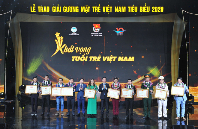Ủy viên Bộ Chính trị, Thường trực Ban Bí thư Võ Văn Thưởng và đồng chí Nguyễn Anh Tuấn, Ủy viên Trung ương Đảng, Bí thư thứ nhất Trung ương Đoàn, Chủ tịch Trung ương Hội Liên hiệp thanh niên Việt Nam, Chủ tịch Hội đồng Giải thưởng Gương mặt trẻ Việt Nam trao Bằng khen cho 10 Gương mặt trẻ Việt Nam tiêu biểu năm 2020. (Ảnh: Minh Đức/TTXVN) Tuyên dương 10 gương mặt trẻ Việt Nam tiêu biểu năm 2020 ảnh 1
