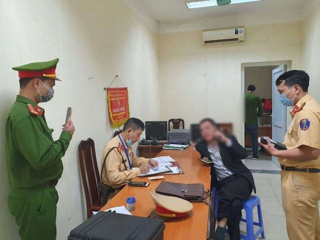 Đỗ xe giữa ngã tư, tài xế xe Camry chống đối CSGT khi bị nhắc nhở ảnh 1