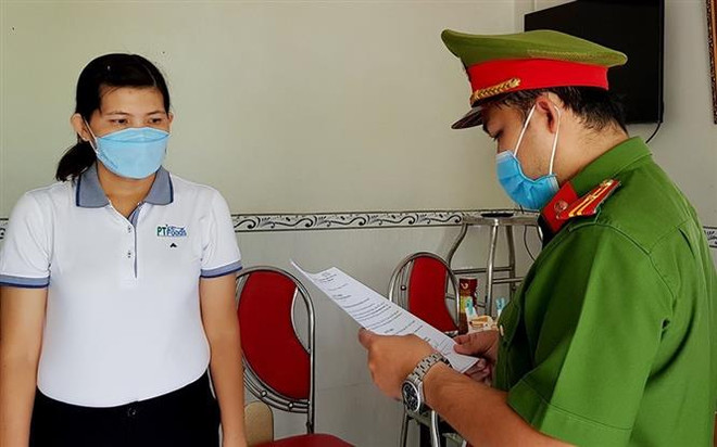 Lực lượng Công an thi hành quyết định khởi tố bị can, lệnh bắt tạm giam và khám xét nơi ở của Huỳnh Thị Thơ Đào - nguyên kế toán trưởng Công ty TNHH Việt Hưng An Giang. (Ảnh: TTXVN phát) An Giang: Bắt 5 đối tượng tiếp tay lừa đảo chiếm đoạt hơn 600 tỷ đồng ảnh 1