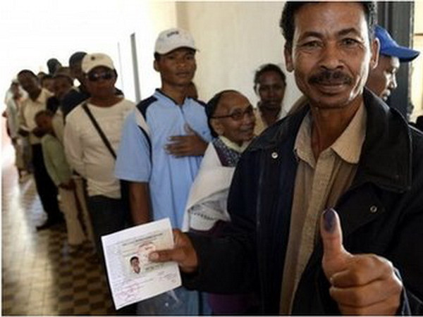 Madagascar phải tiến hành bầu tổng thống vòng hai ảnh 1