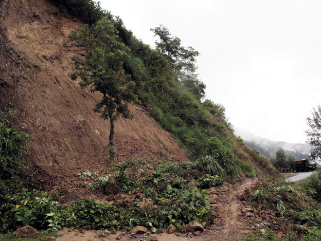 Khẩn trương khắc phục sạt lở sau mưa lớn ở huyện Mù Cang Chải ảnh 1