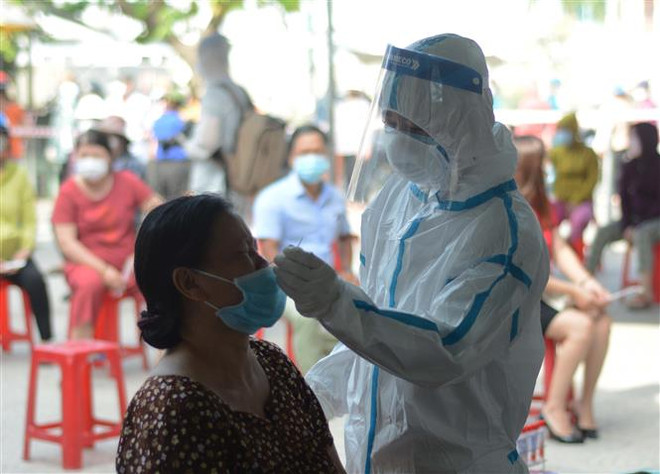 Tiểu thương chợ Phước Mỹ thực hiện xét nghiệm COVID-19. (Ảnh: Văn Dũng/TTXVN) Đà Nẵng xét nghiệm cho toàn bộ tiểu thương chợ Phước Mỹ ảnh 1